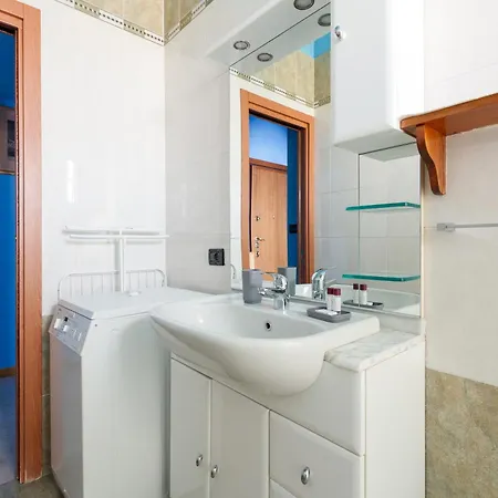 Apartamento Roomy With Balcony!