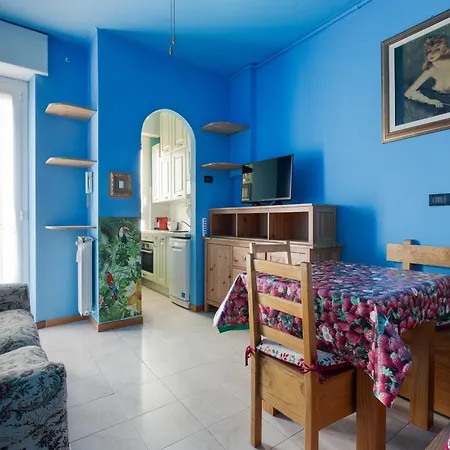 Apartamento Roomy With Balcony!
